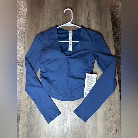lululemon athletica Tops - NWT Lululemon All It Takes V-Neck LS b-d cups *rib Nulu* Sz 4 *blue twill*